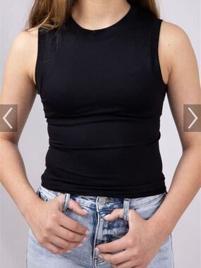 Women’s Black Sleeveless Tank Top -